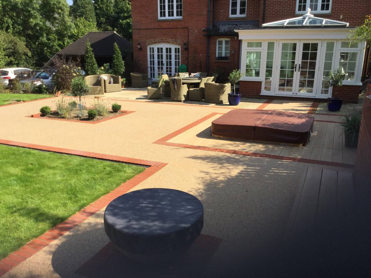 This is a photo of a resin patio installed in Ipswich by Ipswich Resin Driveways